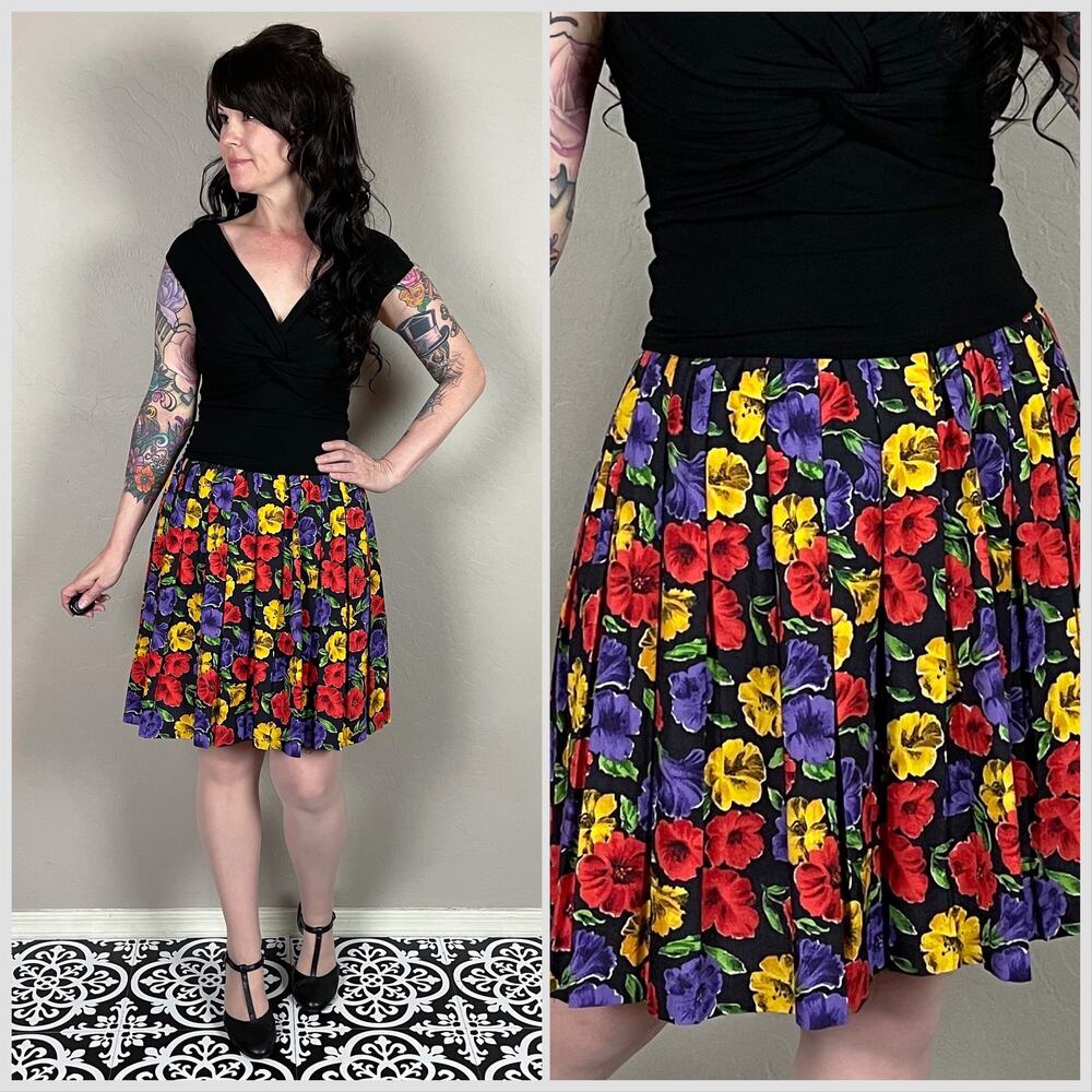 Vintage 1980s Black Petunia Print Pleated Mini Skirt